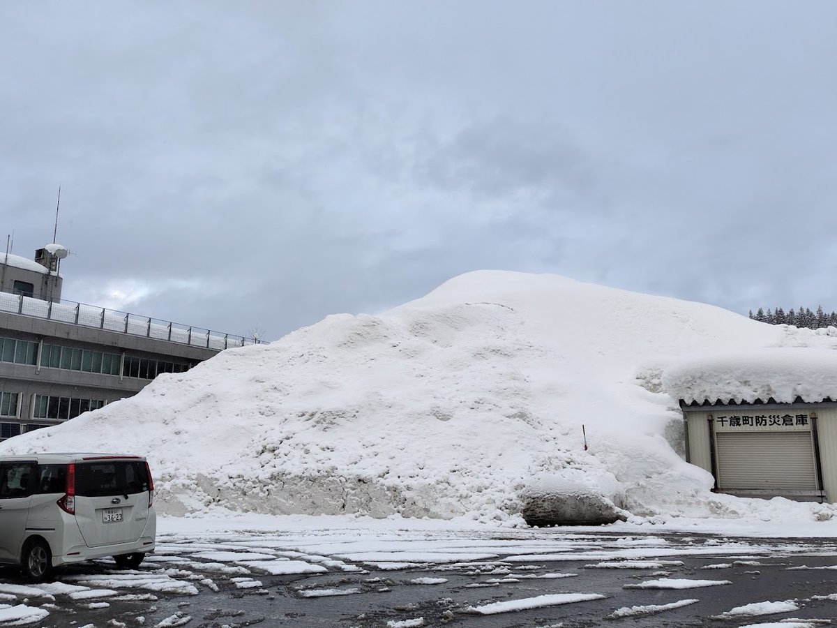 ShionRiyama's tweet image. そしたら私は
　『豪雪地マウント』
してみようかな？😈ﾍｯﾍｯﾍｯﾍ…

180cmの積雪なんて
　お 可 愛 い こ と 💜
（私も藤原書記派ですw）

十日町市は平年２ｍ以上も積もるけど
⛄これが日常⛄
雪捨て場は3階建ての建物以上になるし
１・２両の電車も平気に走るよ🚃

（･･･この後自滅!?）