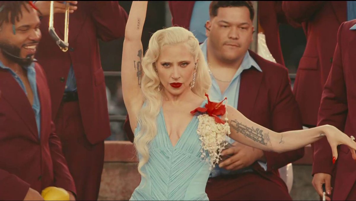LGMonsterBlog's tweet photo. OMG! Lady Gaga interpretando "Die With A Smile" en el show de medio tiempo de Bad Bunny en el #SuperBowl https://t.co/365MBnVrrP