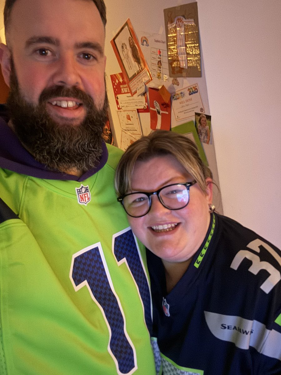 MarkHopper's tweet photo. Seahawks leading 9-0 come on #Seahawks #SeahawksvsPatriots #SuperBowlLX @Seahawks @NFLUKIRE no TD’s yet but that defence is absolutely lit….. https://t.co/LbNpwbapvp
