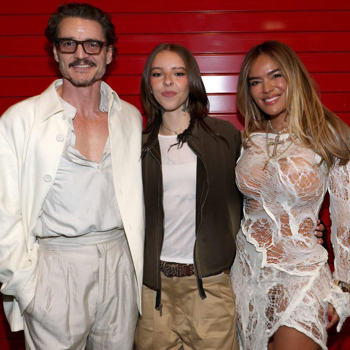 Pedro Pascal, Young Miko y Karol G en la casita de #BadBunny 🐰