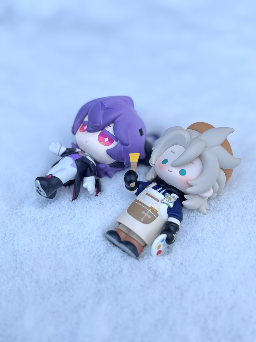 雪遊びする兄弟