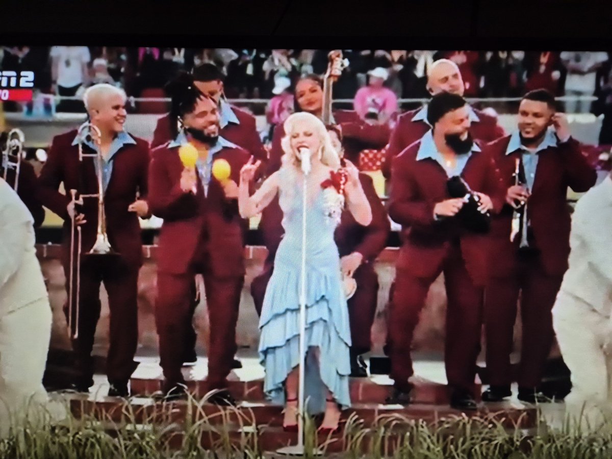 Y benito lo hizo maravilloso en el #SuperBowlLX grande su mensaje "Hay que creer en uno mismo, ama sin miedo" puro #Powelatino