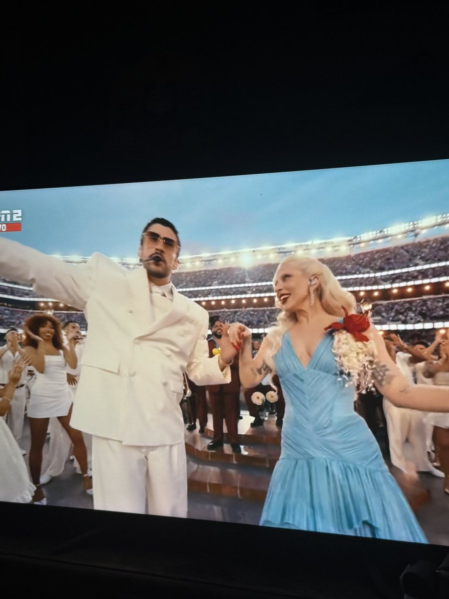 Al que sea, hay que mirarlo como LadyGaga mira a #BadBunny 

#SuperBowl