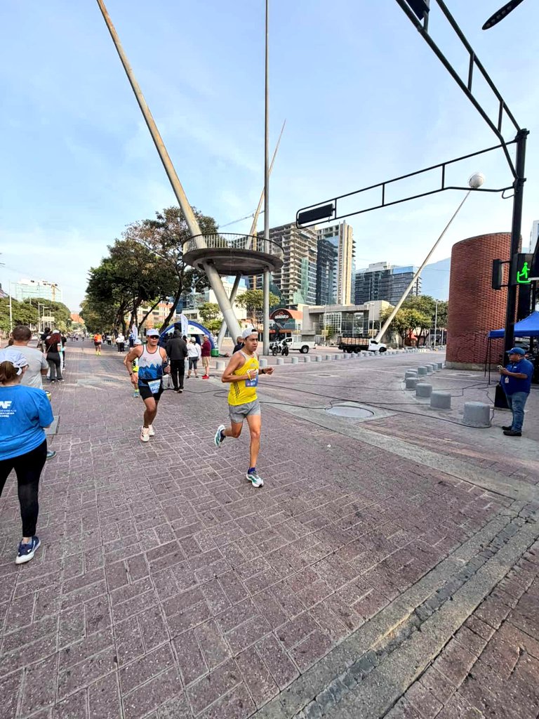 Gracias <a href="/maraton_CAF/">Maratón CAF-Caracas</a> por regalarnos la alegría de correr la décima y además por llenar las calles de Caracas de AMOR, gritos de emoción, cantos y eso que nos caracteriza a los venezolanos pasión por el deporte.

Así fue mi 9no 42k 📸🏃🏾‍♂️👻😎