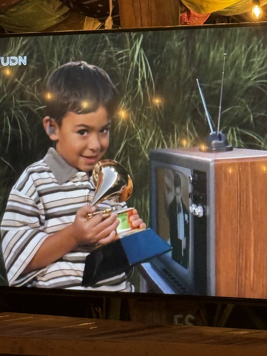 La representación de Bad Bunny entregándole el Grammy a su niño interno que nunca dejó de creer en sí mismo ❤️‍🩹

#SuperBowlLX #SuperBowl