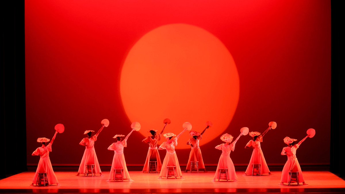 fanyu__lin's tweet photo. In many companies, passion becomes a slogan. At AILEY, it is built into the structure. In this edition of the Global Leadership Conversation series, I sit down with Alvin Ailey American Dance Theater’s Artistic Director, Alicia Graf Mack, to explore how the dance company has endured for decades and what business can learn from dance.

The company’s founder Alvin Ailey (1931–1989) spoke of “blood memories”. These were not inherited stories. They were carried experiences. Spirituals sung without certainty of survival. Blues shaped by labor and loss. Gospel rooted in hope that had to be practiced daily. His choreography asks dancers to carry all of it at once. 

The body, in Ailey’s work, is never abstract. It sweats. It trembles. It breaks and returns. The demand is absolute. Emotional truth must be matched by physical clarity. Anything less is a lie.
That demand has never softened.

For Alicia, leading Ailey means inheriting this devotion. The dancers are not driven by metrics. They are bound by belief. This is why people cry. There is no performance of emotion here. There is exposure. The body tells the truth faster than language ever could. And in that truth, something breaks open. Not only because the dance is beautiful, but because it is honest.

This is what Alvin understood. That when the body is allowed to speak fully, it speaks for more than one life. It speaks for those who came before, and for those who are still learning how to stand.

🌹Welcome to read and listen to the full feature on FT Chinese, “The Power of a Dance Company”
https://t.co/nkv3ZN4ED6

Images:
1. Alvin Ailey American Dance Theater in Alvin Ailey's Revelations. Photo by Tony Powell 
2. Alicia Graf Mack rehearsing Judith Jamison's A Case of You with Alvin Ailey American Dance Theater. Photo by Alice Castro
3. Alvin Ailey. Photo by John Lindquist. © Harvard Theatre Collection, Houghton Library, Harvard University
4. Alvin Ailey American Dance Theater
The Joan Weill Center for Dance, with the Elaine Wynn & Family Education Wing, is home to Alvin Ailey American Dance Theater, Ailey II, The Ailey School, Ailey Extension, and Ailey Arts In Education & Community Programs. Photo by Frederick Charles

#dance #art #business #leadership #AlvinAiley #passion