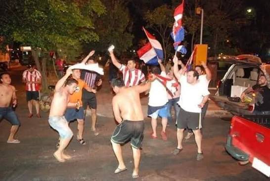 BAD BUNNY DICIENDO PARAGUAY CON NUESTRA BANDERA AHÍ GRACIAS DIOS POR SER LATINA