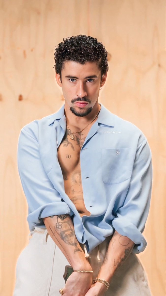 “GOD BLESS AMERICA” procede a mencionar a absolutamente todos los países que realmente conforman AMERICA como continente. 
Bad Bunny, Benito Antonio Martinez Ocasio, the man that you are 🔥