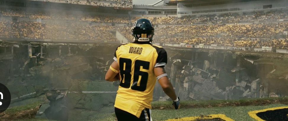 EthanSinclair69's tweet photo. Needed this to happen during the halftime show #batman #bane #SuperBowl https://t.co/6Y4nD8a9YN