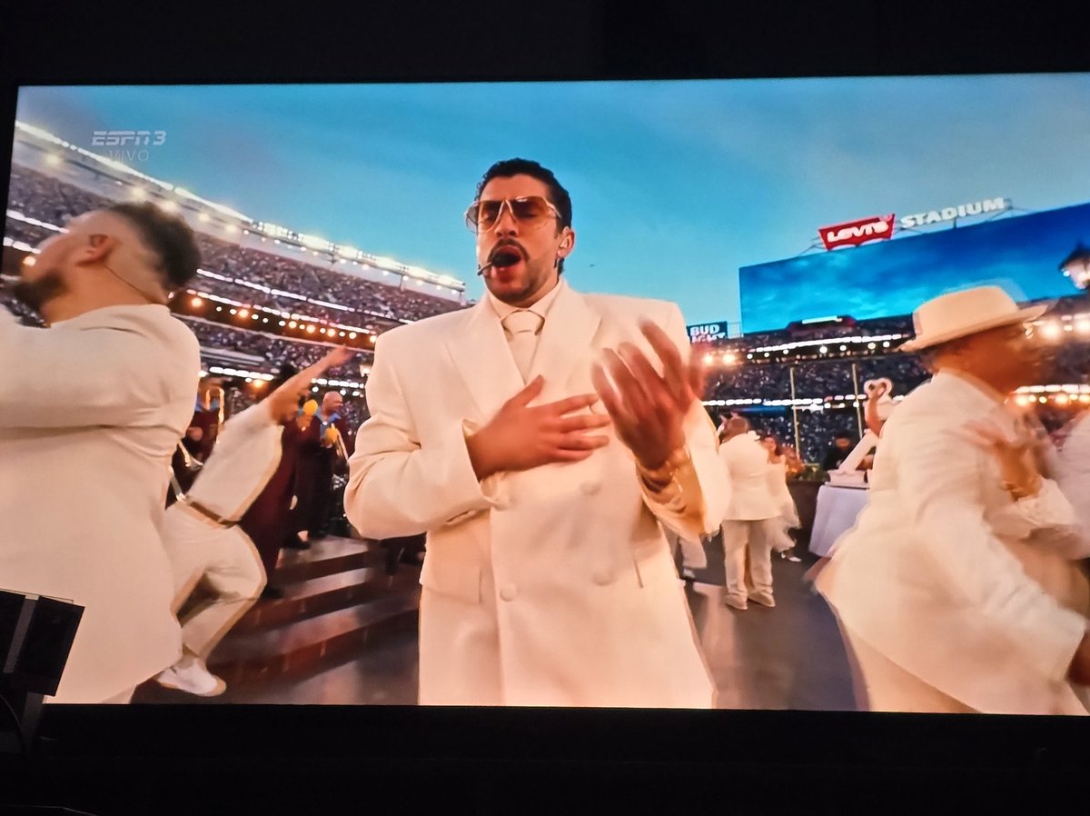 Es el chinga tu madre ICE, Trump y estados unidos mas bello que he visto y en el show mas grande de su propio pais, que puto cine Bad bunny
