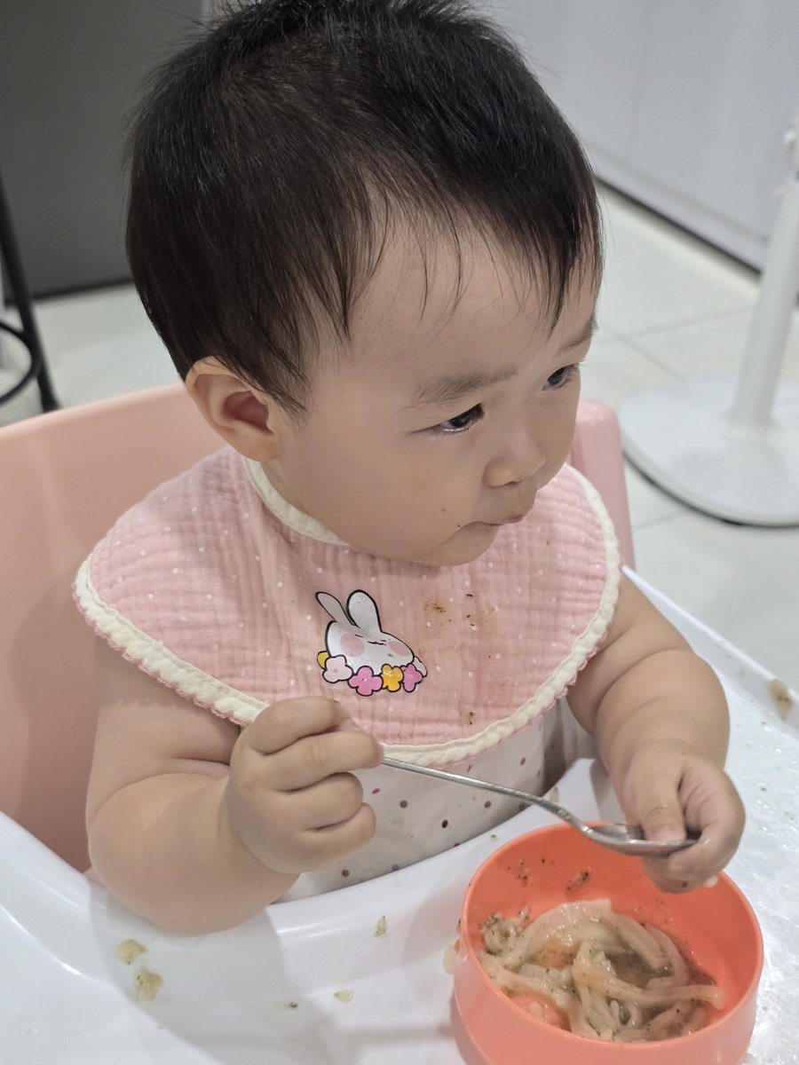linhpham1188's tweet photo. Con ăn sáng bánh canh Mẹ nấu!
Con thích tự ăn dù chưa giỏi. Lúc con xúc muỗng cho vào miệng được, lúc thì bóc tay 😄
Cô chú ăn sáng chưa ạ?
Mẹ Lin cô chú tuần mới đầy năng lượng đón TẾT nhen!
#embe
#ansang #BLW https://t.co/TrQJxLKNDU