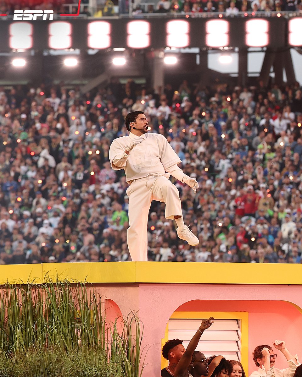ESPN_CENAM's tweet photo. UNA FIESTA LATINA EN EL #SUPERBOWLLX 🔥🤩 

¿Qué te pareció el #HalftimeShow de Bad Bunny en San Francisco?

▶️No te pierdas el #SuperBowl    por el Plan Premium de #DisneyPlus https://t.co/8irNAILB1X
