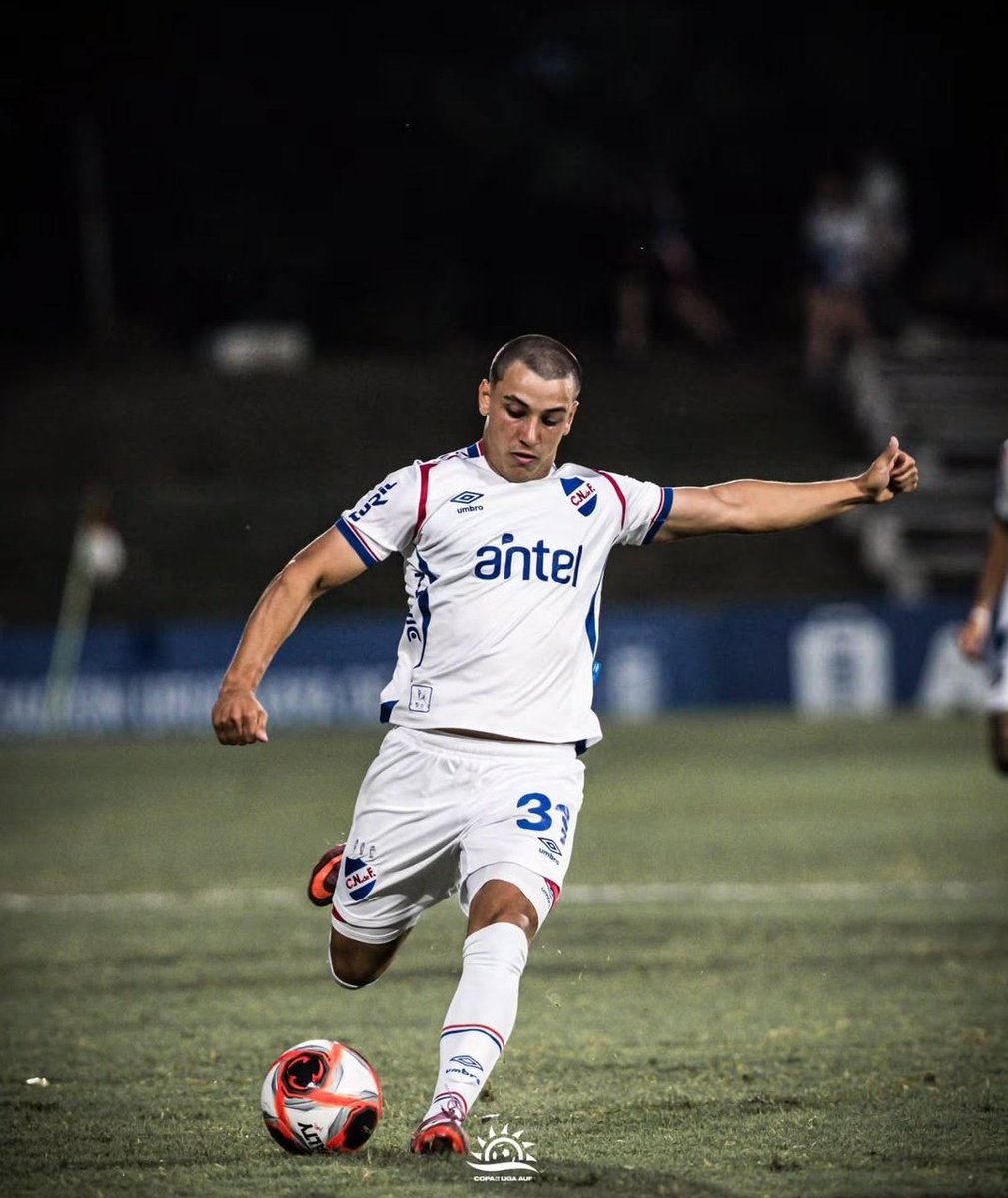 Rodrigo Martinez se ganó su lugar en el 11 titular y debe ser el dueño de la pelota quieta. Al menos de los córners, seguro.