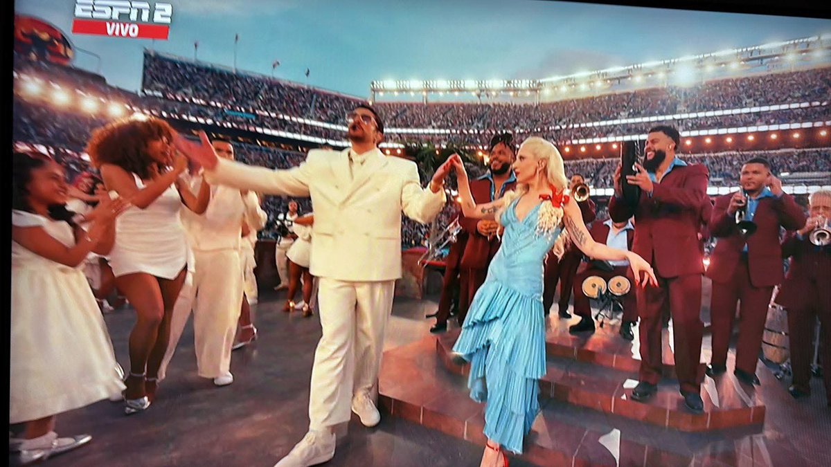 badbunnytwetts's tweet photo. LADY GAGA BAILANDO CON BAD BUNNY https://t.co/A4TPYD4BvV