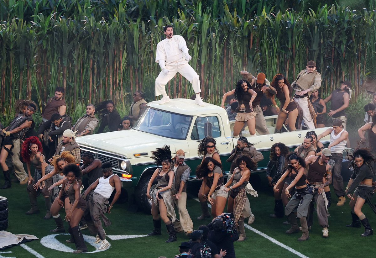 ppopularityy's tweet photo. Bad Bunny performs onstage during the apple music super bowl lx halftime show. 🔥
#SuperBowl 
#SuperBowlLX https://t.co/aPlueXYlD6