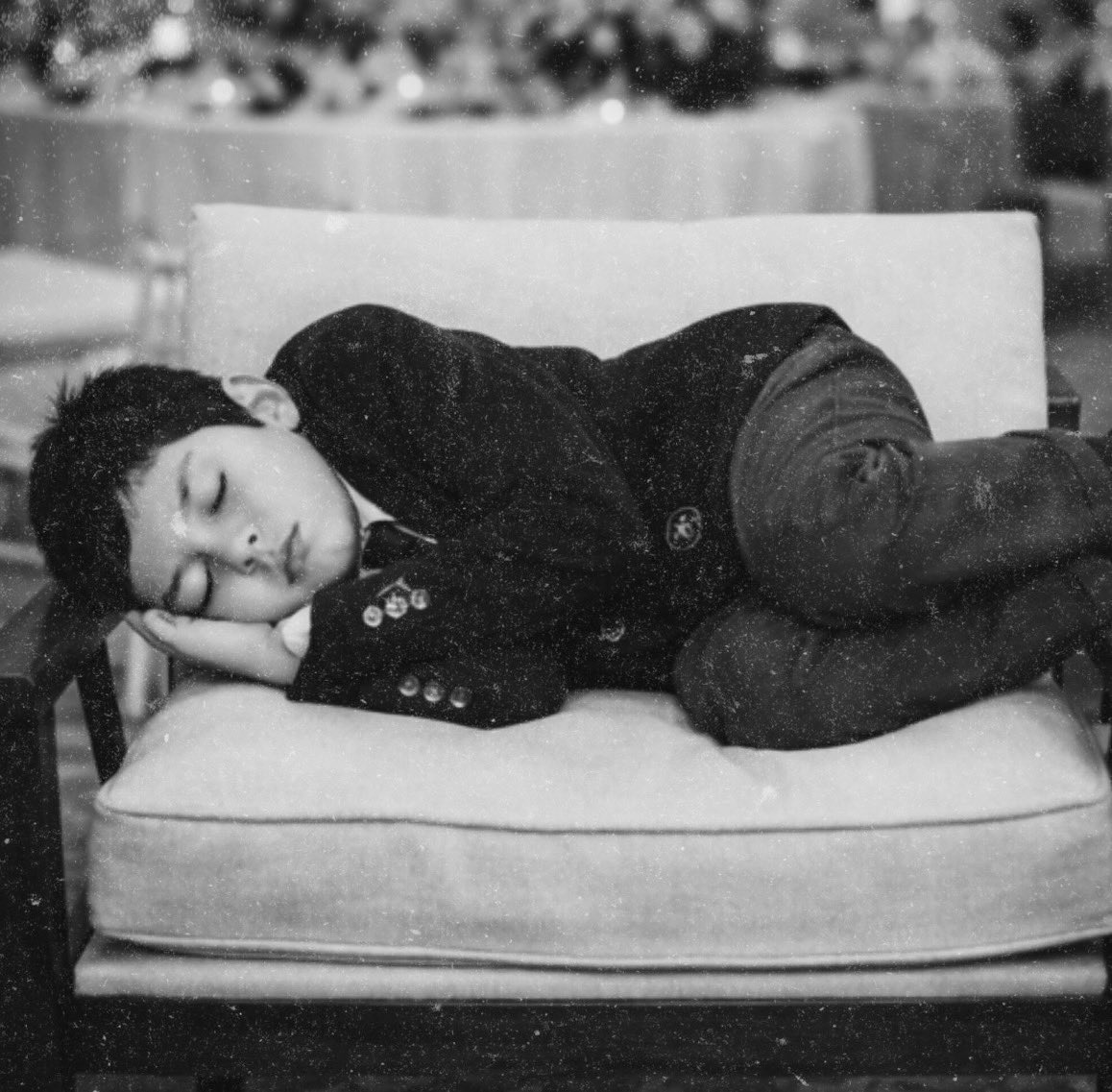 MauricioZelada's tweet photo. La fiesta no para, si algo nos une a los latinos es ese momento de la fiesta y vos de niño durmiendo en una silla, grande #Benito #Superbowl #BadBunny https://t.co/Gf8ODFpFrS