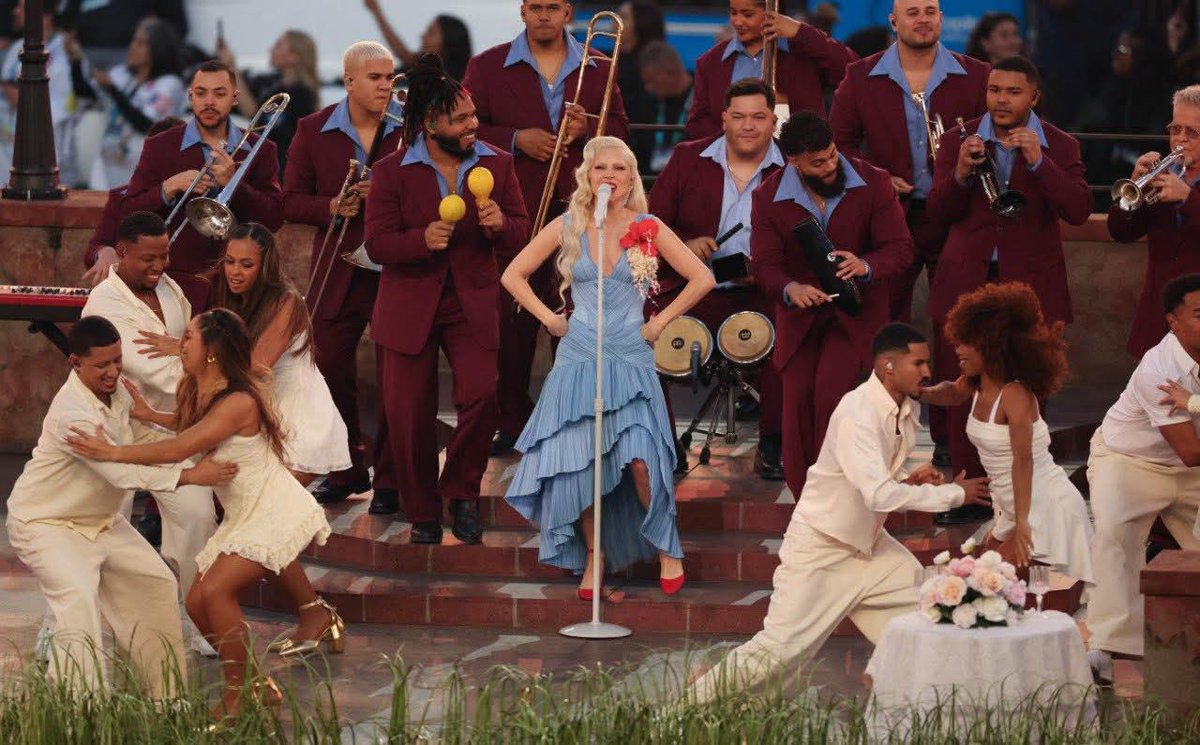 Bad Bunny en él Medio Tiempo del Súper Bowl 2026 la reaparición de Lady Gaga y Ricky Martín en el escenario; en personal no me gustó pero ver cantar a Lady Gaga Salsa,Cumbia fue lo mejor del medio tiempo.