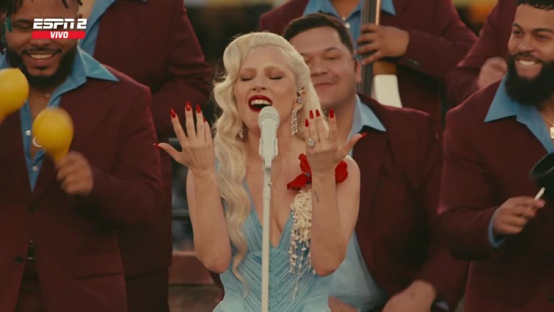 🇺🇸 | Lady Gaga hizo su aparición en el show de medio tiempo de Bad Bunny.