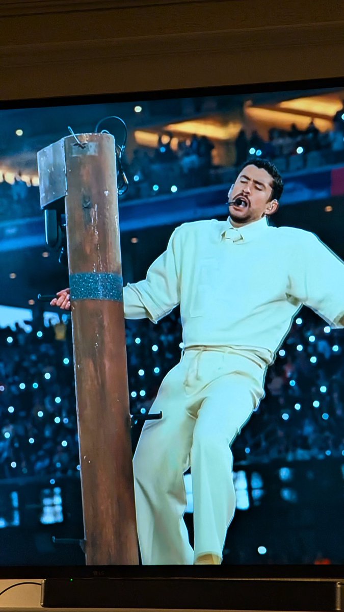 Benny_Golfs's tweet photo. Politics aside, this was absolutely BRUTAL. 

#SuperBowlHalfTimeShow https://t.co/XnpvX0GePP
