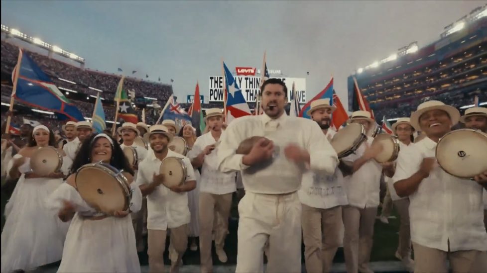 CUANDO BAD BUNNY EMPEZÓ A DECIR LOS PAÍSES DE LATINOAMÉRICA Y CON LAS BANDERAS WOOOOOW