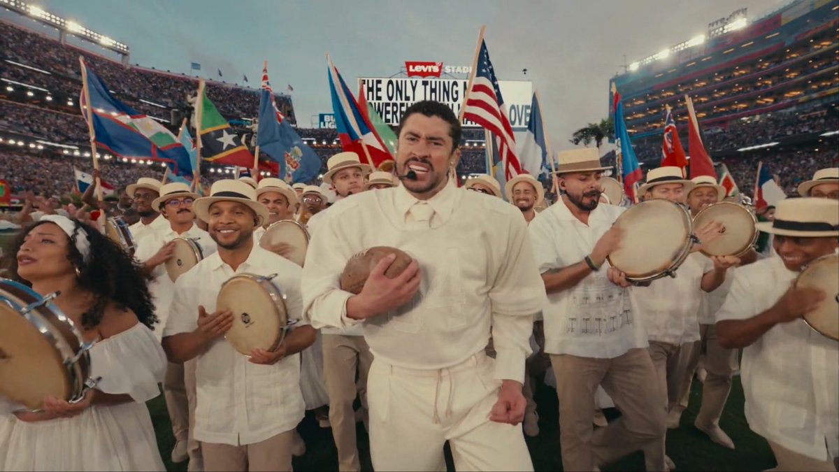 CarolynBurt_'s tweet image. “THE ONLY THING MORE POWERFUL THAN HATE IS LOVE”
“TOGETHER WE ARE AMERICA”
#SuperBowl #SuperBowlLX #BenitoBowl #BadBunny