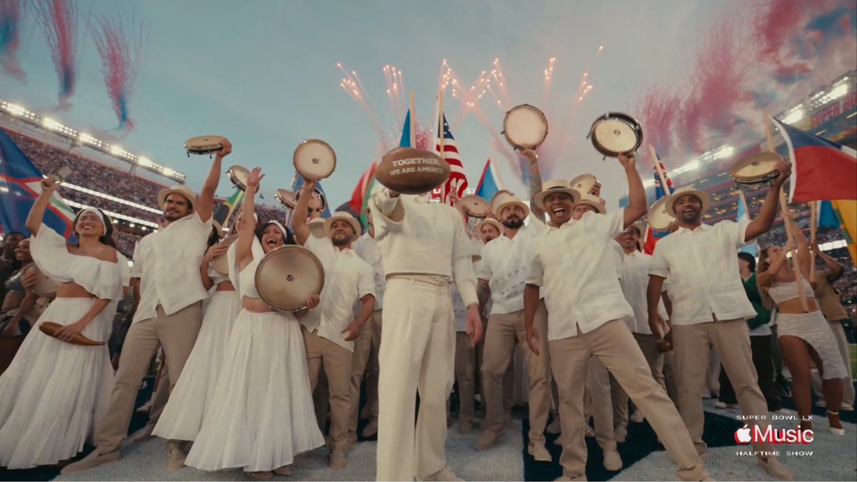 CarolynBurt_'s tweet image. “THE ONLY THING MORE POWERFUL THAN HATE IS LOVE”
“TOGETHER WE ARE AMERICA”
#SuperBowl #SuperBowlLX #BenitoBowl #BadBunny