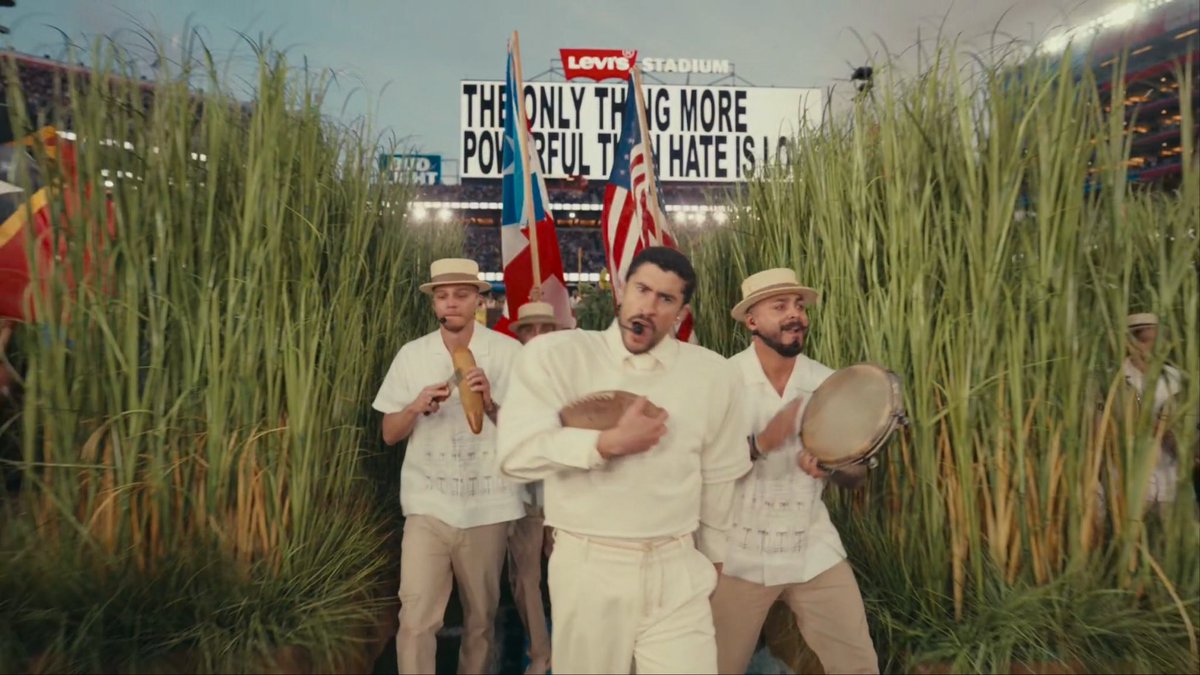 CarolynBurt_'s tweet image. “THE ONLY THING MORE POWERFUL THAN HATE IS LOVE”
“TOGETHER WE ARE AMERICA”
#SuperBowl #SuperBowlLX #BenitoBowl #BadBunny