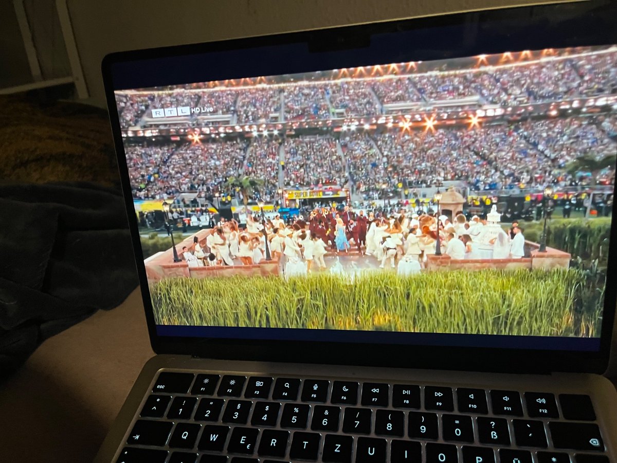 smonicats's tweet photo. Impossible to do it better: Lady Gaga, Ricky Martin, homage to Daddy Yankee, Tego Calderón, calling the Super Bowl “Super Tazón”, saying God Bless America and listing all the countries in the American Continent, Jessica Alba, Cardi B, Karol G and Pedro Pascal in la casita dancing https://t.co/NZ8DZvYFNY