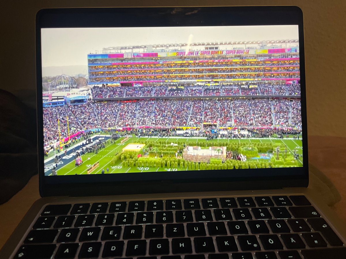 smonicats's tweet photo. Impossible to do it better: Lady Gaga, Ricky Martin, homage to Daddy Yankee, Tego Calderón, calling the Super Bowl “Super Tazón”, saying God Bless America and listing all the countries in the American Continent, Jessica Alba, Cardi B, Karol G and Pedro Pascal in la casita dancing https://t.co/NZ8DZvYFNY