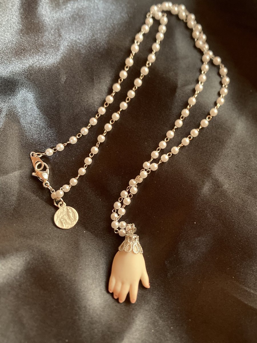 ビスクアクセサリー、ビスクドールに触った事のない方にも手触りとか温度とかわかるし手に取りやすいのでは、と思って作りました。
これはメダイが後ろに付いてるバージョン