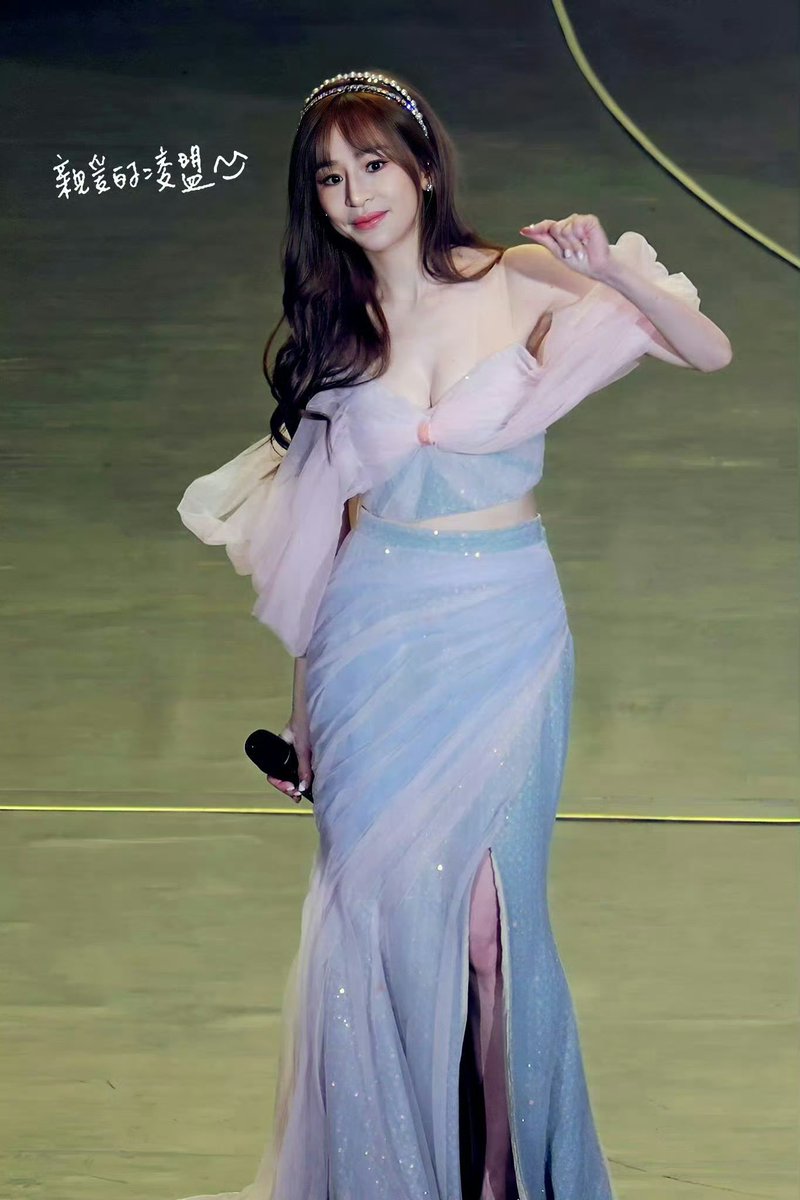 王心凌演唱会舞台图😻哈尼女神这么富有吗 https://t.co/CwoF77kO9F