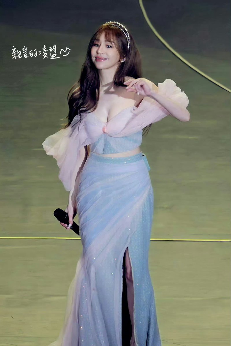 王心凌演唱会舞台图😻哈尼女神这么富有吗 https://t.co/CwoF77kO9F