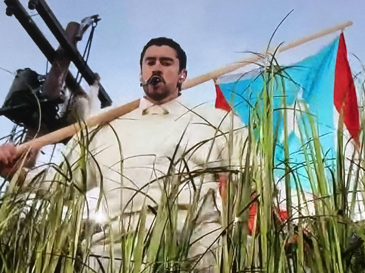 ¡Benito la rompió! Es la resistencia. 
Por el orgullo de ser latino y cantar en español 👊👊👊