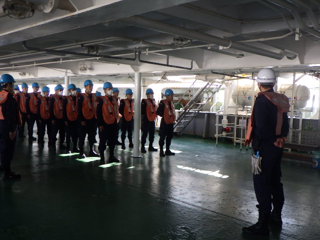JCG_School's tweet photo. 今回の６日間乗船実習では、実習生は初めての船内生活に戸惑いつつも、訓練・各課程の実習に一生懸命取り組んでいました。
#海上保安庁 #海上保安学校 #こじま #練習船 ＃巡視船 https://t.co/H6kMQNBwZD