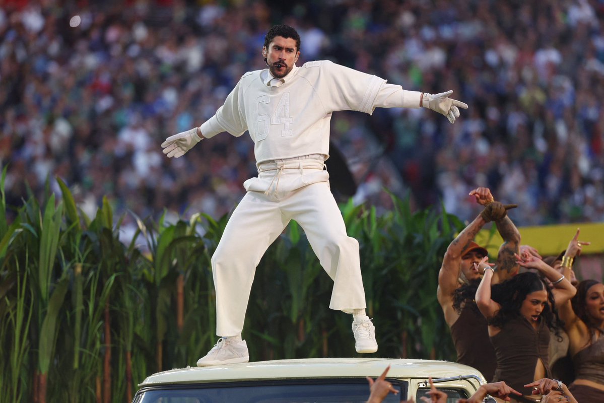 HondurasRosales's tweet image. #NOTICIAS -🚨 LO ÚLTIMO 🚨
¡Bad Bunny se adueñó del Levi's Stadium! 
Con Lady Gaga y Ricky Martín como invitados, Benito Antonio Martínez brindó un Show de Medio Tiempo único en el #SuperBowlLX con un mensaje de unión.
#NoticiasRosales