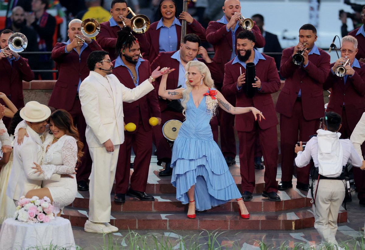 HondurasRosales's tweet image. #NOTICIAS -🚨 LO ÚLTIMO 🚨
¡Bad Bunny se adueñó del Levi's Stadium! 
Con Lady Gaga y Ricky Martín como invitados, Benito Antonio Martínez brindó un Show de Medio Tiempo único en el #SuperBowlLX con un mensaje de unión.
#NoticiasRosales