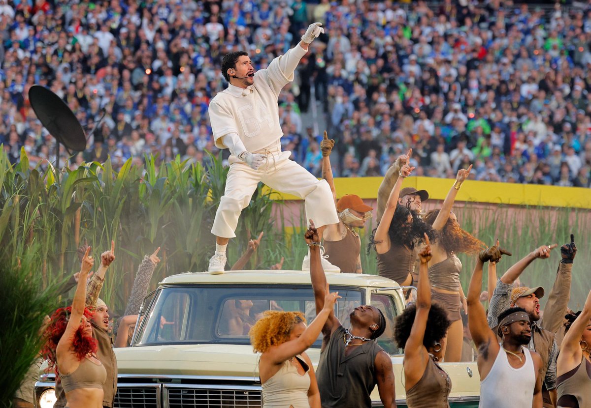 HondurasRosales's tweet image. #NOTICIAS -🚨 LO ÚLTIMO 🚨
¡Bad Bunny se adueñó del Levi's Stadium! 
Con Lady Gaga y Ricky Martín como invitados, Benito Antonio Martínez brindó un Show de Medio Tiempo único en el #SuperBowlLX con un mensaje de unión.
#NoticiasRosales