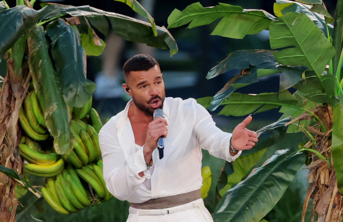 HondurasRosales's tweet image. #NOTICIAS -🚨 LO ÚLTIMO 🚨
¡Bad Bunny se adueñó del Levi's Stadium! 
Con Lady Gaga y Ricky Martín como invitados, Benito Antonio Martínez brindó un Show de Medio Tiempo único en el #SuperBowlLX con un mensaje de unión.
#NoticiasRosales