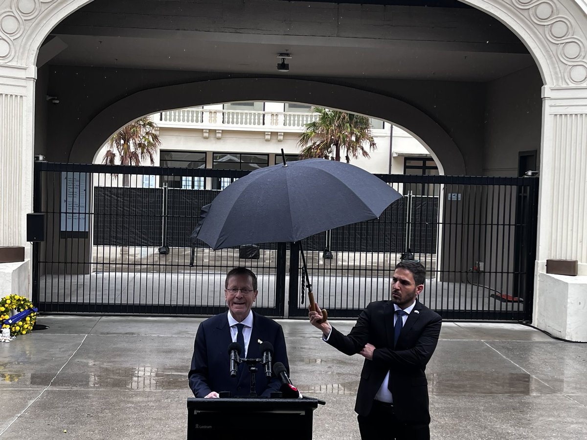 #Israel president Isaac Herzog laid a wreath in honour of the 15 victims of the #Bondibeachattack &amp; a stone from Jerusalem. He took 4Qs from the media. I asked him if being at such a solemn site gave him pause on the 70,000 killed in #Gaza incl. 20,000 children by the IDF #auspol