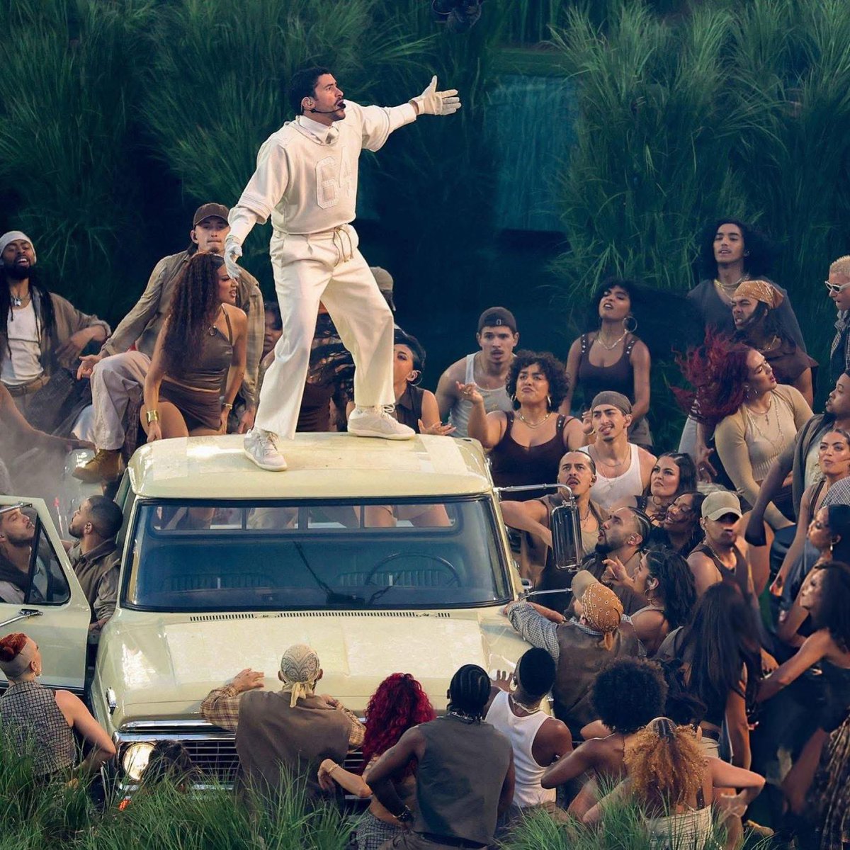 Hoy revive la música y por fin Don Benito Antonio Martínez Ocasio ha demostrado que es el mejor cantante de la historia y quedan en el olvido los sobrevalorados de Mercury y Michael Jackson.
Ojala hubieran invitado al licenciado Peso Pluma o Natanael Cano.

Los goats de la musica