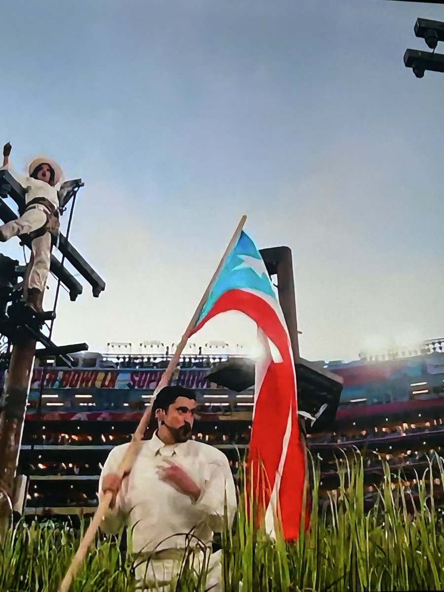 sabemos que el asunto latino es más complejo, pero el ganador del super bowl es Bad Bunny: los ambientes, los puestos de comida, el niño dormido en sillas, el homenaje a Tego, la boda y el discurso final en medio de la política gringa más rancia. showsazo. eres grande conejo malo