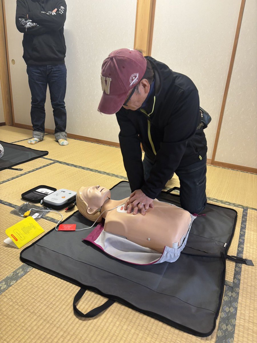 fukui824's tweet photo. 2026/2/8(日)ほんとに久しぶりの大雪の中、ご縁の国ツーリングクラブ主催の「救命救急講習＆Ninjaカレー」に参加。なんとなく知ってはいるけどなぁという内容について復習出来て良かった。あとは現実に遭遇した時生かす勇気が出るかどうか。私の時は気にせずやってください。 https://t.co/UfUhr599xh