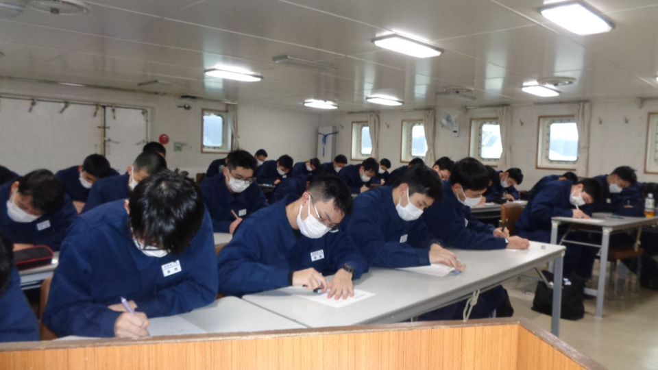 JCG_School's tweet photo. 今回の６日間乗船実習では、実習生は初めての船内生活に戸惑いつつも、訓練・各課程の実習に一生懸命取り組んでいました。
#海上保安庁 #海上保安学校 #こじま #練習船 ＃巡視船 https://t.co/H6kMQNBwZD