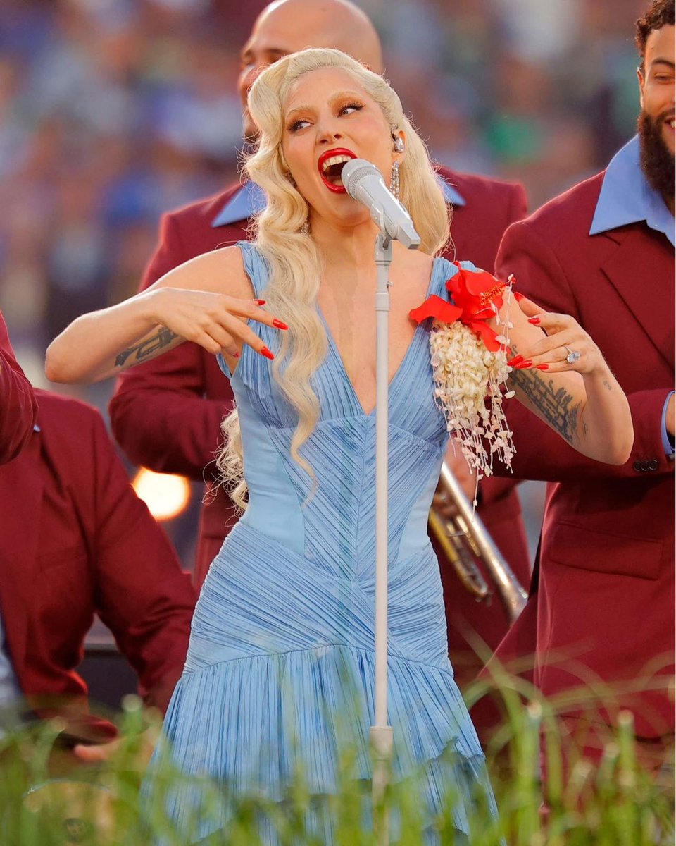 TNnoticiasMx's tweet photo. ¡Historia hecha en el Super Bowl LX! 🐰🇵🇷 Bad Bunny convirtió el halftime en una fiesta latina inolvidable 🔥  

Se unió a Lady Gaga en un reggaetón épico y a Ricky Martin para rendir tributo a la música latinoamericana que nos une. Cerró con 'Debí Tirar Más Fotos', recordándonos: si hubiéramos tirado más fotos, más abrazos, más besos... ¡más unión!  

Un mensaje claro: América unida por el ritmo y el amor, sin fronteras. ¡Qué orgullo latino! 🇵🇷🇺🇸🇲🇽🇨🇴🇦🇷  

#BadBunny #SuperBowlLX #DebíTirarMásFotos #LatinPower