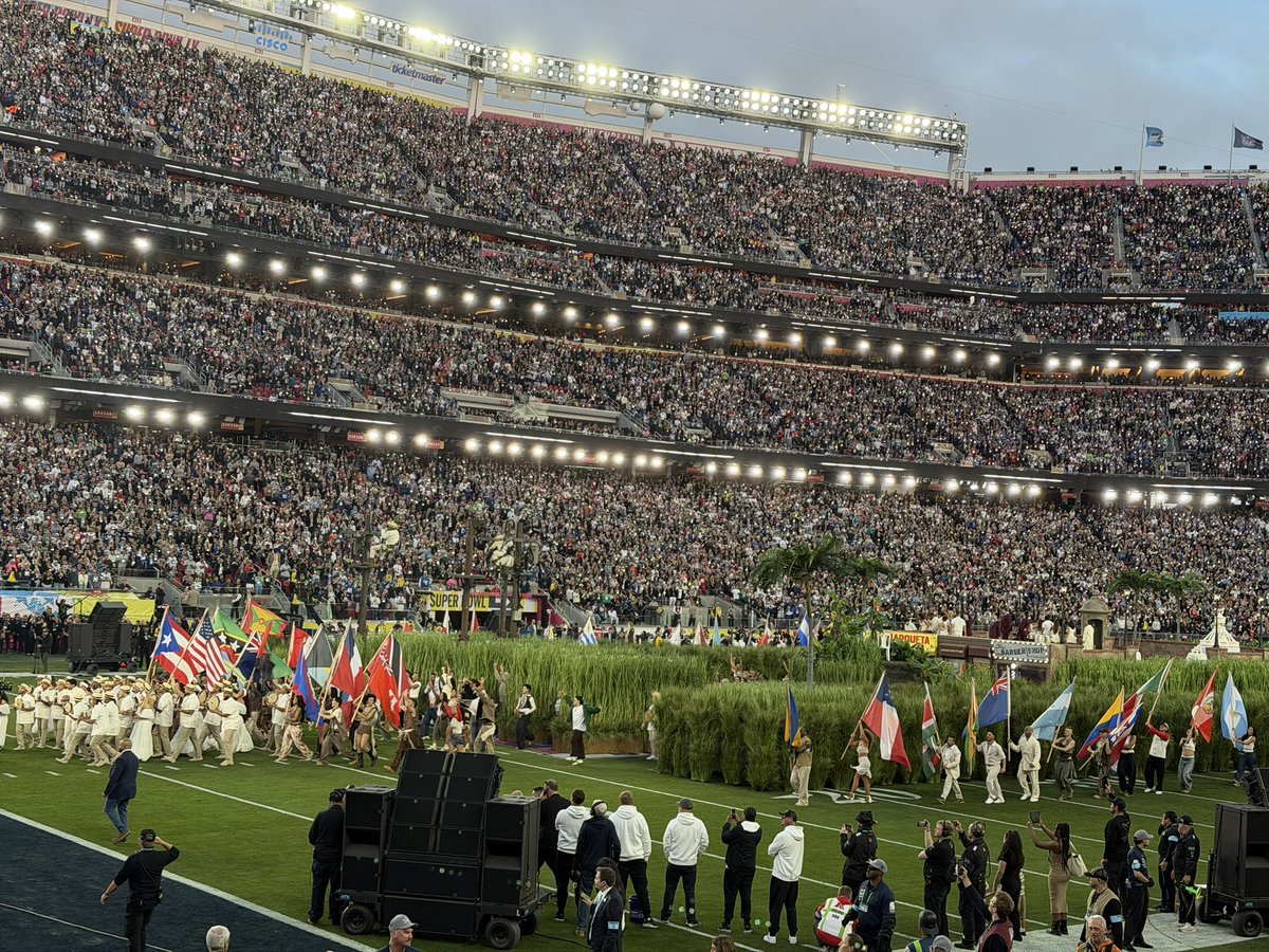 robertofd's tweet photo. El peor show de medio tiempo de toda la historia #halftime #halftimeshow #SuperBowl #nfl https://t.co/KjTsKAMbqP