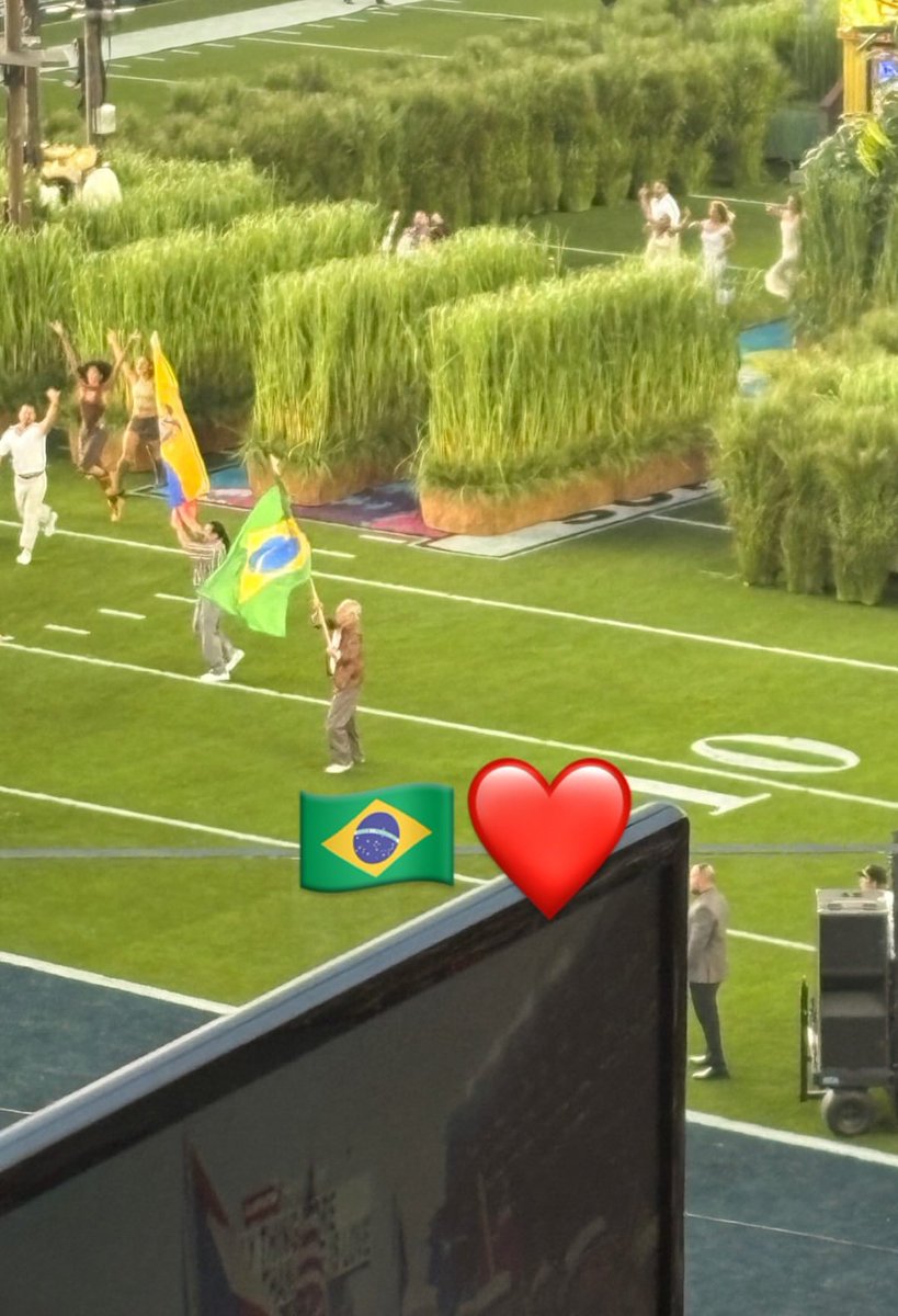 laracristinay's tweet photo. BRASIL! gracias bad bunny! somos latinos, estamos orgullosos. ❤️ https://t.co/Yn4s9OCd0o