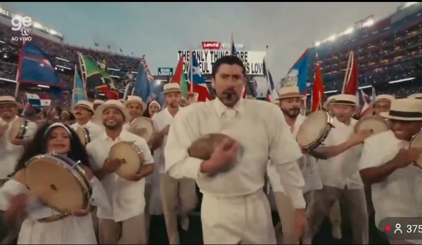 El concepto de Benito sacando las banderas y diciendo los nombres de cada país de Latinoamerica y dando un show sin decir ni una oración en inglés. Mostrando la cultura al mundo, orgullo latino. 🙏🌎
#SuperBowl