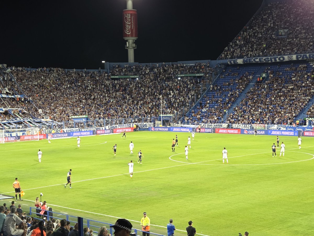 25' del primer tiempo, los primeros minutos fueron de ida y vuelta, Boca espera para meter una contra frente a una defensa que se posiciona en la mitad de la cancha 
Boca 0 Velez 0