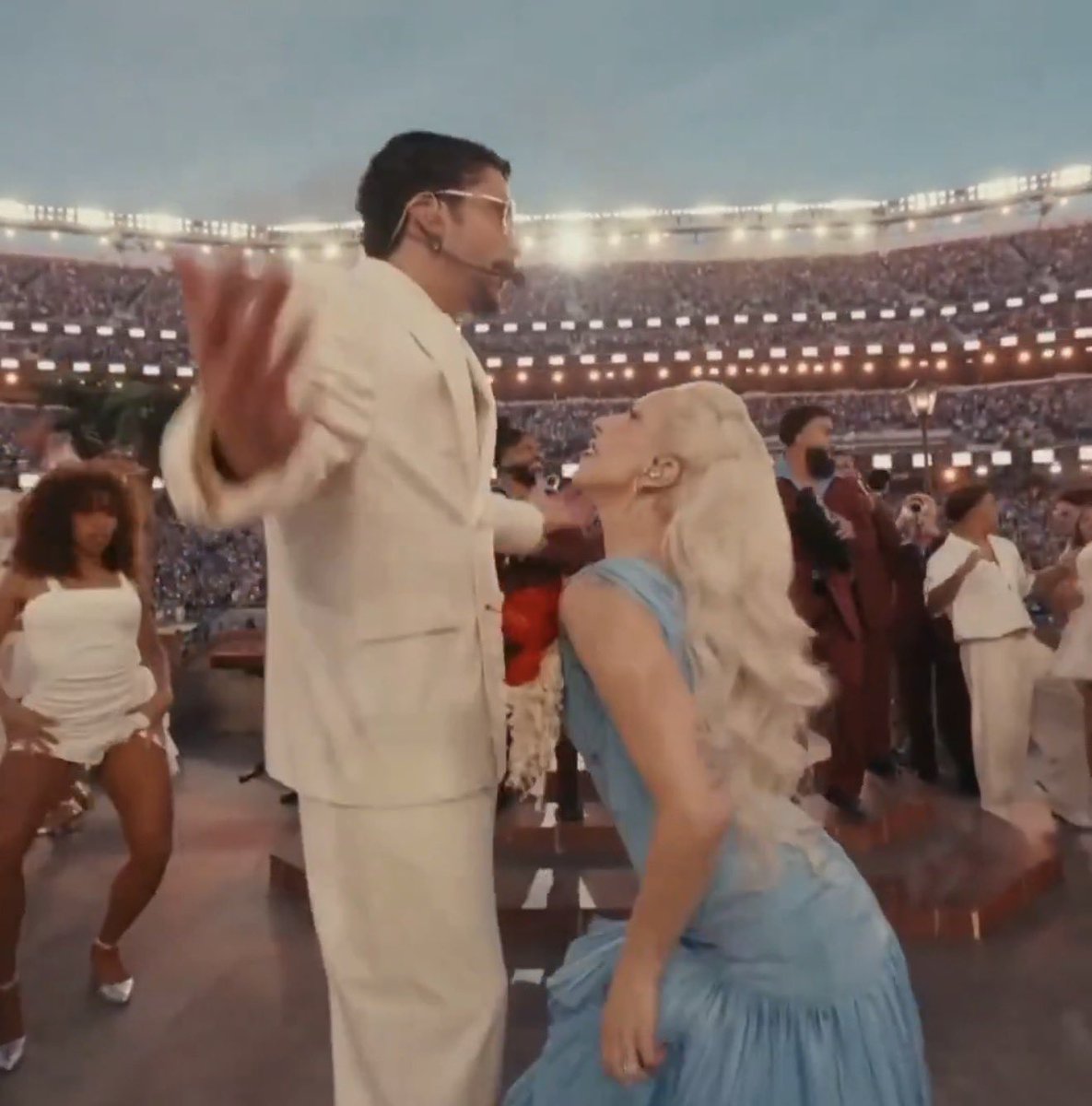 BuzzingPop's tweet photo. Setlist for Bad Bunny’s historic #SuperBowl halftime: 

Tití Me Preguntó
Yo Perreo Sola
EoO
VOY A LLeVARTE PA PR
MONACO
Die With A Smile (Salsa Version)
BAILE INoLVIDABLE
NUEVAYoL
LO QUE LE PASÓ A HAWAii
El Apagón
CAFÉ CON RON
DtMF https://t.co/TRZPfZpW8P