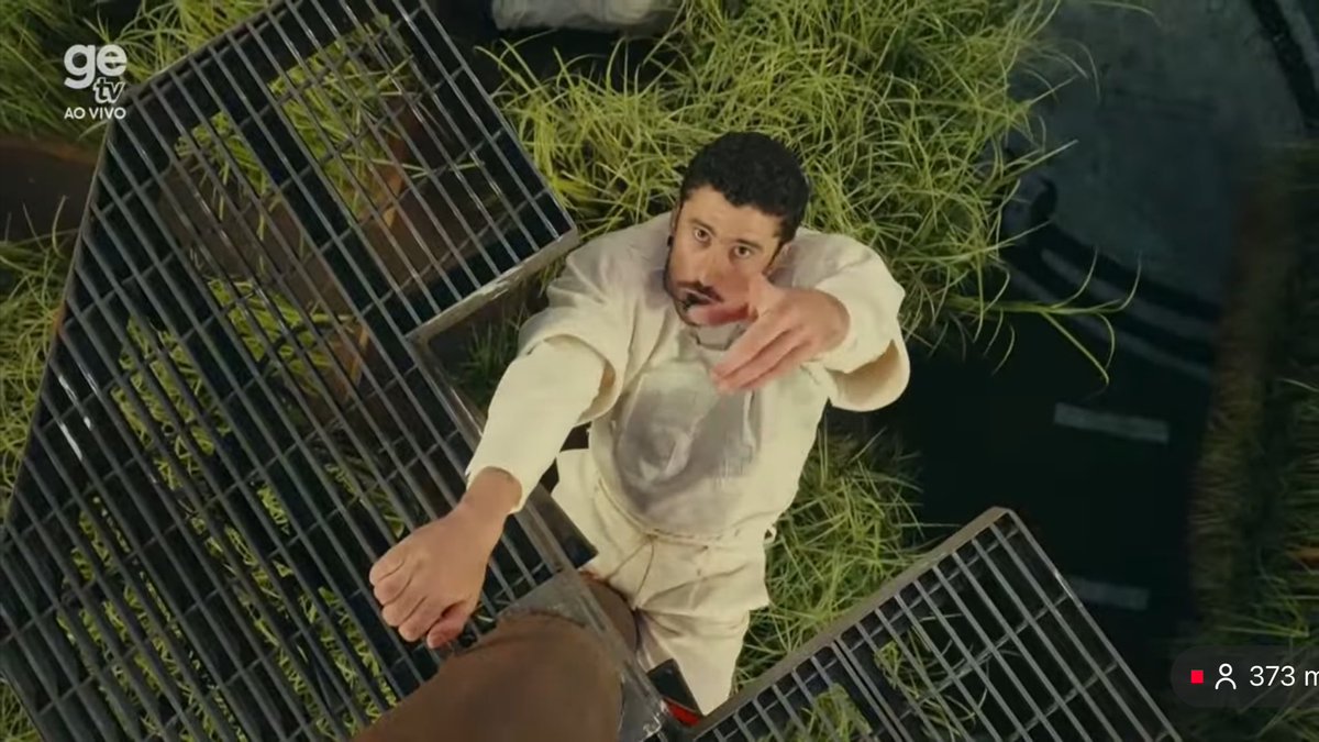 Arriba de unos postes de luz precarios cantando El Apagón, la canción que escribió hace un par de discos para hablar del desplazamiento de los nativos puertorriqueños por el negocio turístico inmobiliario. Hizo un documental sobre eso. Y todo el resto del show. Bad Bunny 👑